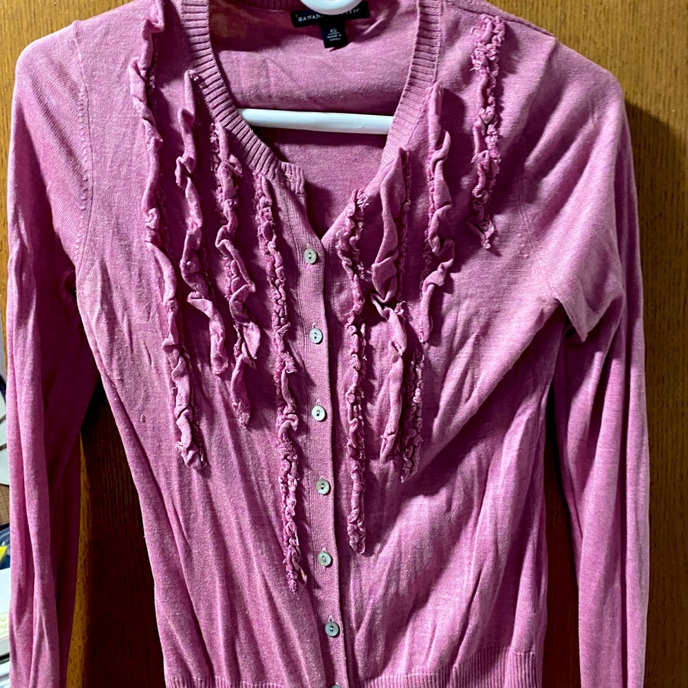 Feminine cardigan with ruffles